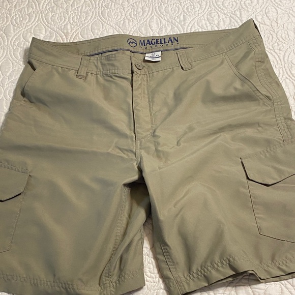 Magellan Outdoors Men's Cargo Shorts in Tan and Gray - Picture 3 of 5